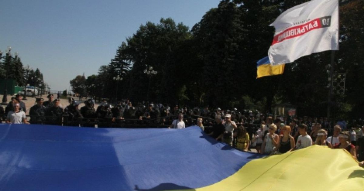 Прихильники опозиції вийшли під Раду захищати мову / © НБН