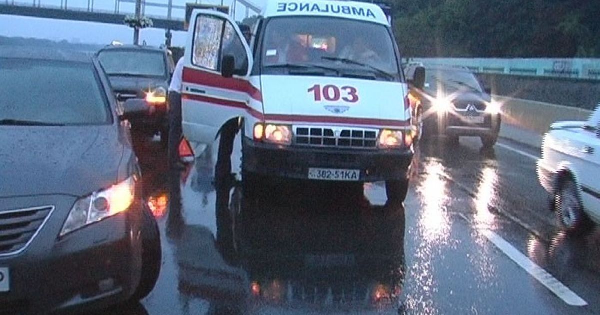 Жахливе ДТП в Києві: 5 машин зіткнулися на набережній / © magnolia-tv.com