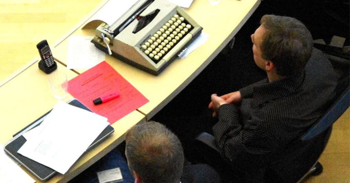 Депутат-"троль" Піратської партії Німеччини із друкарською машинкою