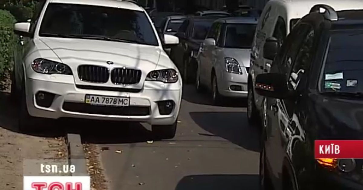 Майбутні дипломати "відзначилися" стилем паркування своїх машин