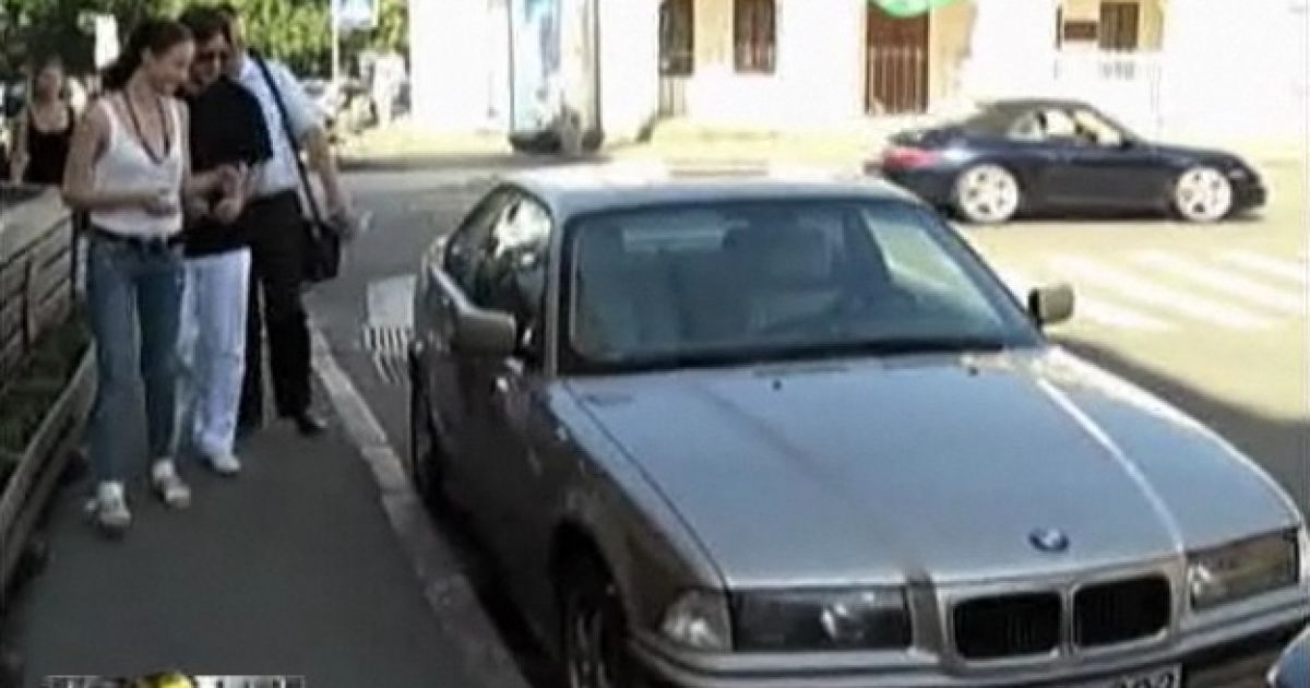 Українські митники конфіскують дорогі автівки в іноземців і не повертають