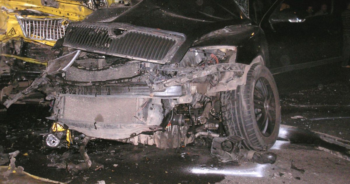 У Кривому Розі легковик зіткнувся з автобусом