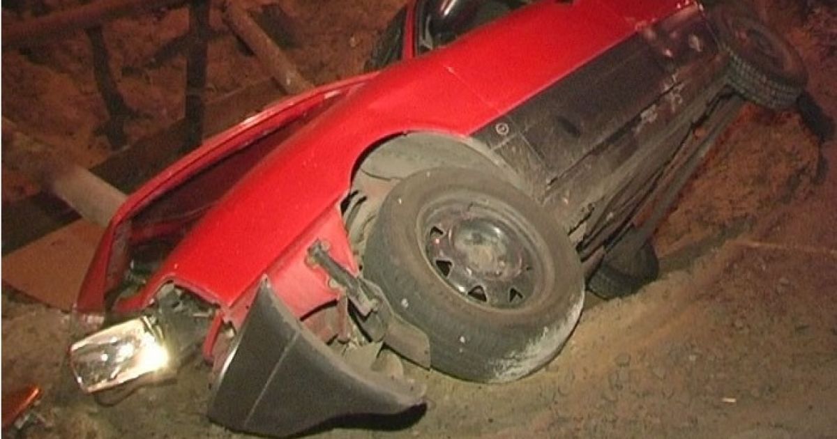 У Києві авто провалилося під землю, пасажири дивом врятувалися / © Магнолія-ТВ