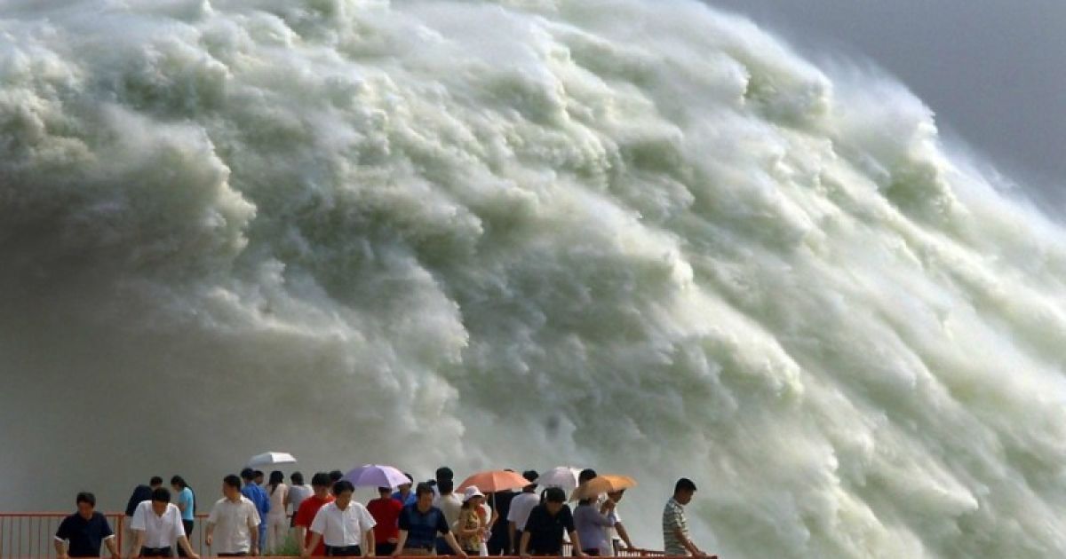 Величезні потоки води та піску з водосховища полинули до моря / © Xinhua