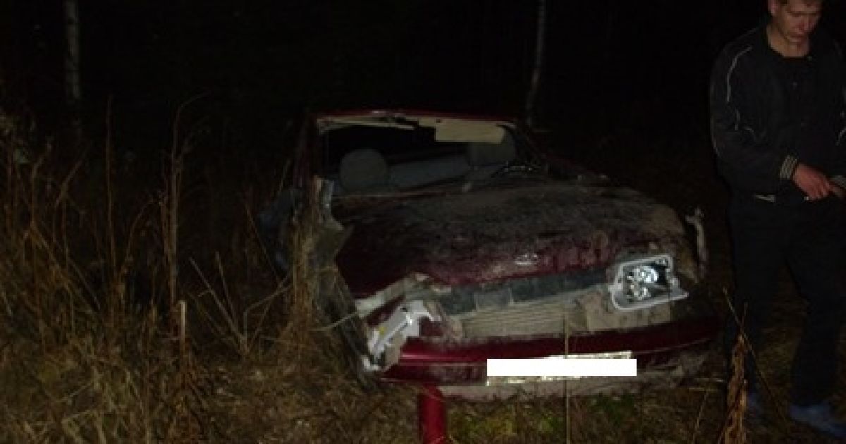 Машина з&#039;їхала в кювет та перевернулася