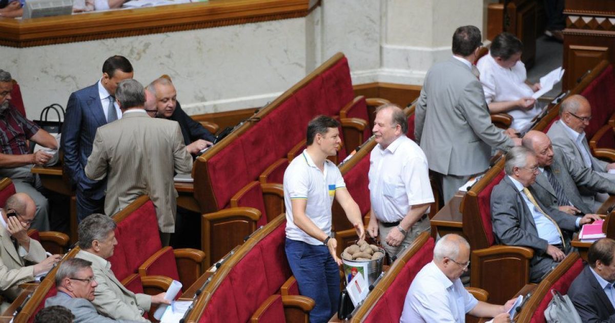 Ляшко вивалив під будівлею уряду півтонни картоплі / © Facebook/Олег Ляшко