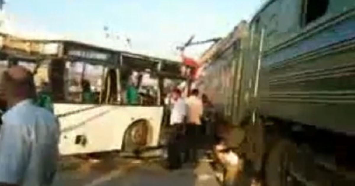 Водій хотів проскочити перед поїздом, але не встиг. Кадр з аматорського відео з місця події