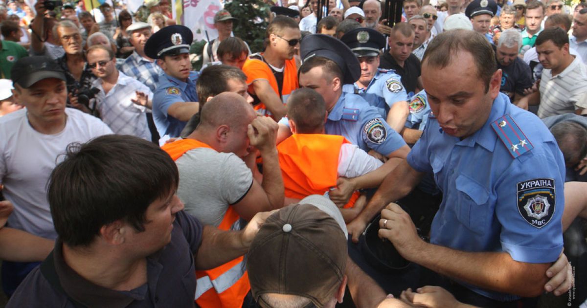 Бютівці відбивались від "комунальників" кримінальної зовнішності / © БЮТ-Батьківщина