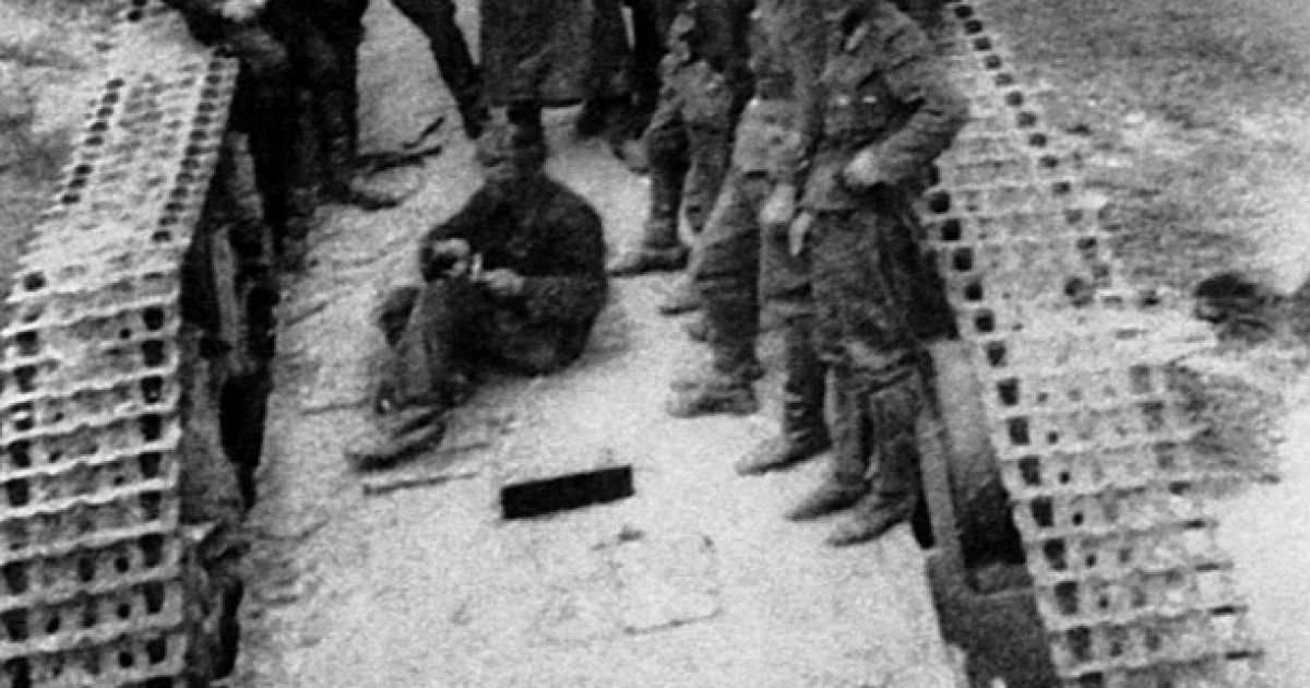 Німецькі солдати фотографуються на днище радянського танка Т-35, який впав з моста на Тернопільщині / © waralbum.ru