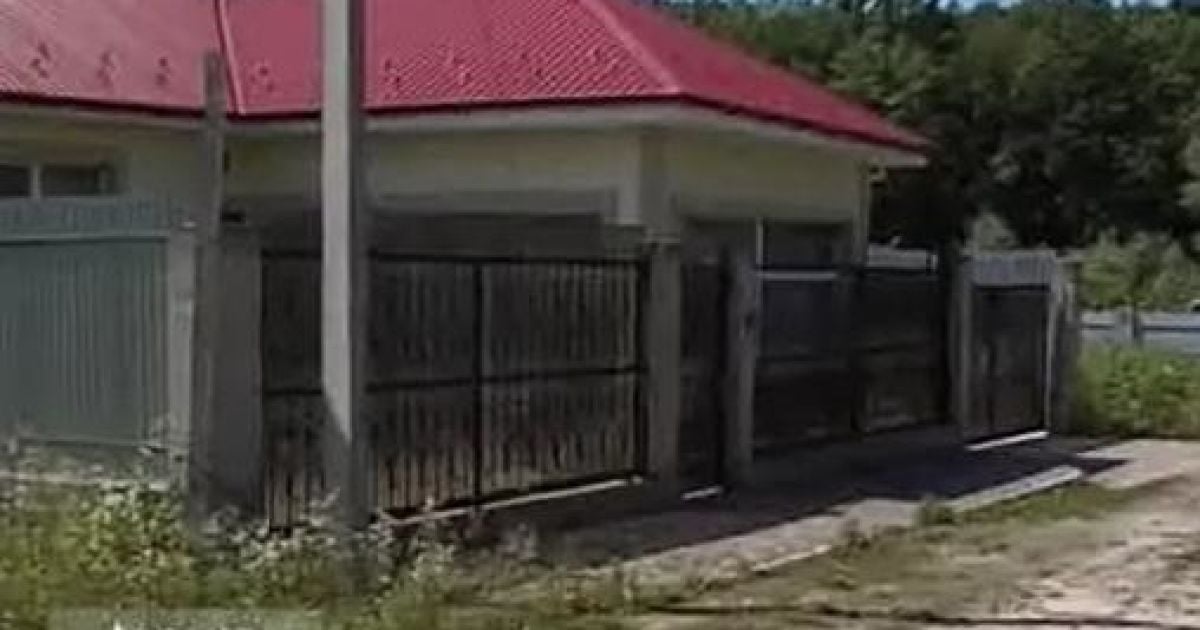 В будинку ніхто не жив. Але прізвище людини, яка тут була найчастіше вдалося дізнатись у правоохоронців &ndash; це відомий в Ужгороді бізнесмен і меценат.