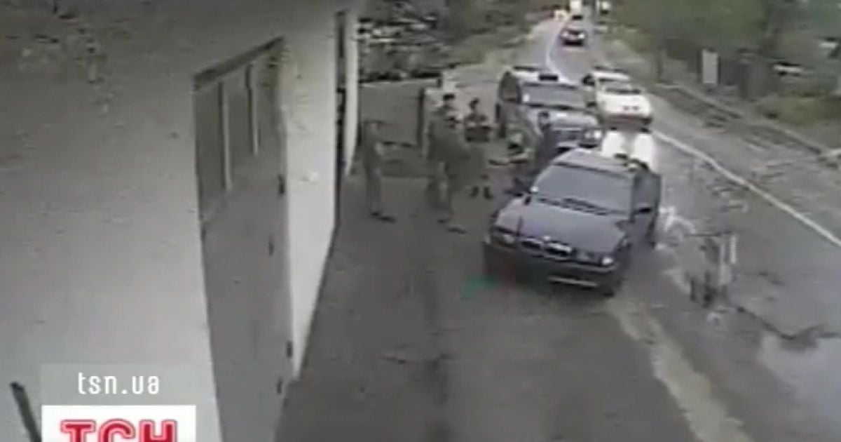 На підлозі СТО досі не змили сліди крові