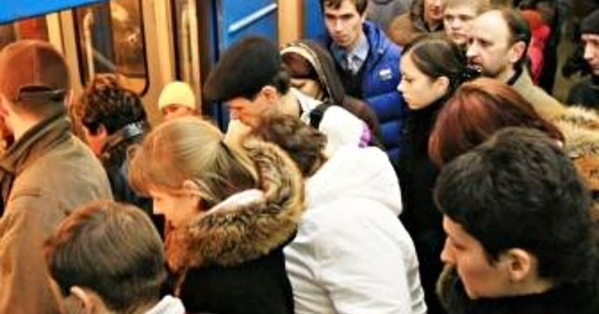 У метро помер пасажир