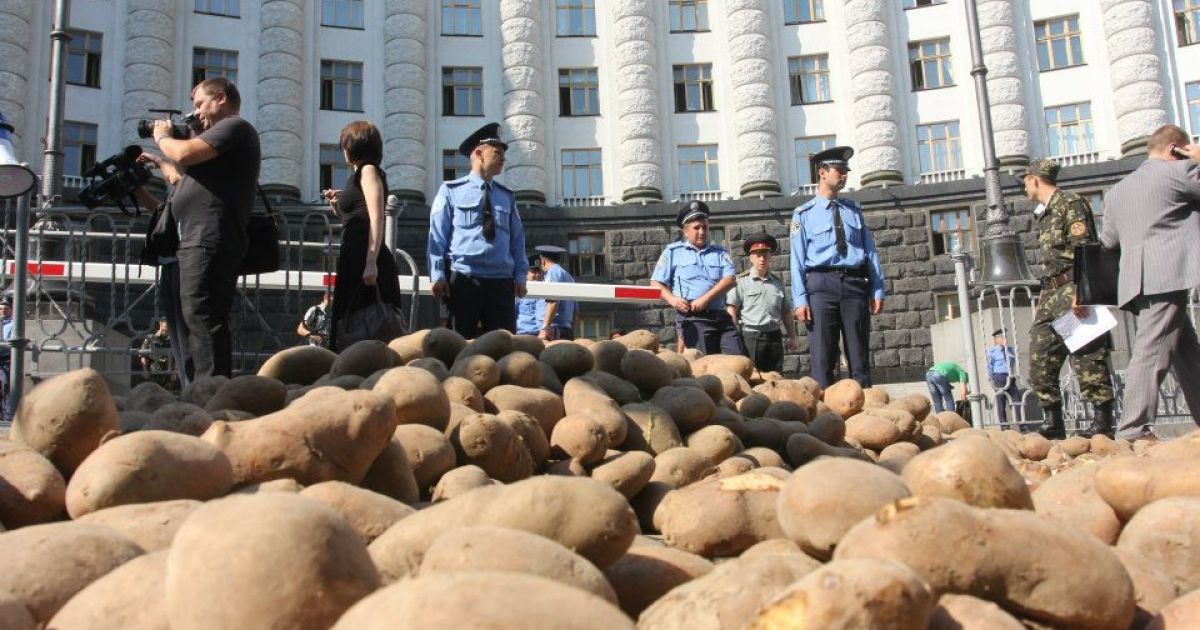 Ляшко вивалив під будівлею уряду півтонни картоплі / © Facebook/Олег Ляшко