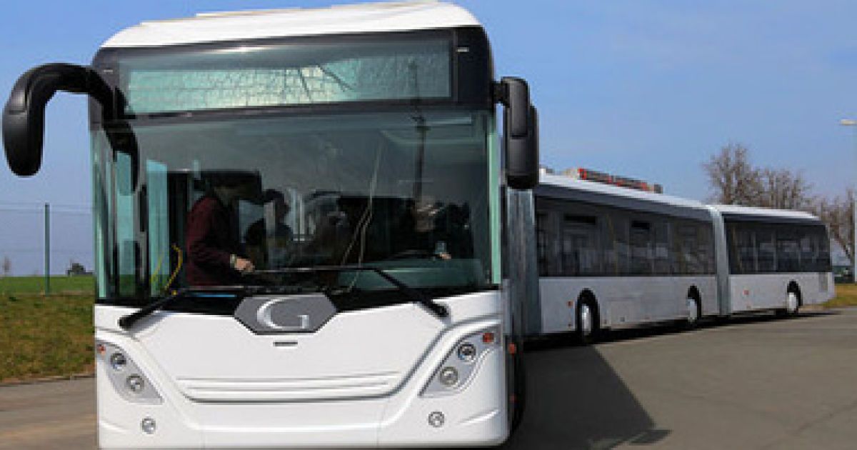 Автобус-рекордсмен виявився напрочуд маневреним