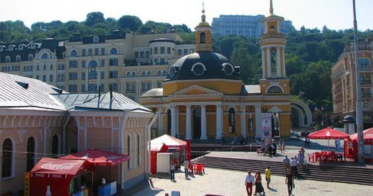 На Поштовій площі обмежили рух транспорту