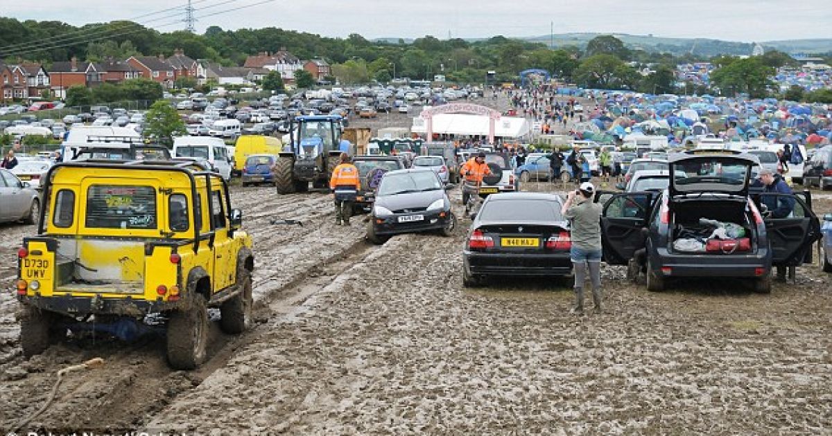 Потоки води і бруду перетворили фестиваль на болото / © The Daily Mail