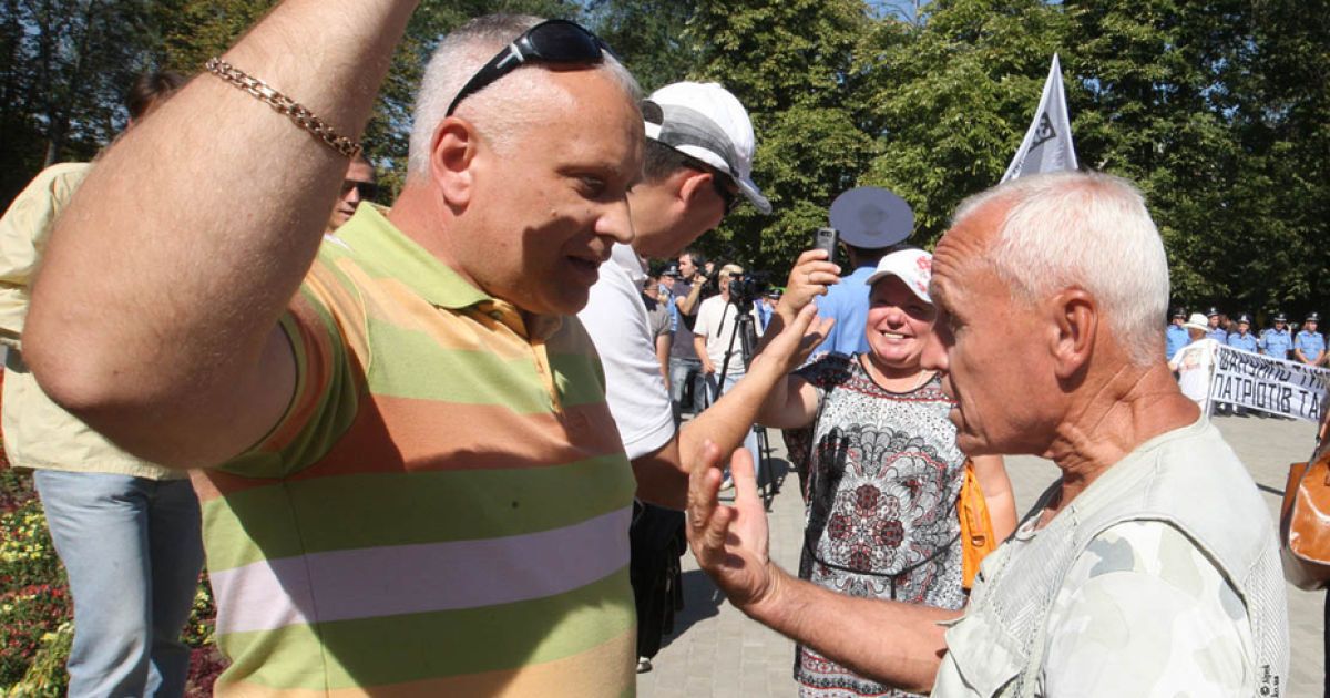 Спортивні молодики продовжують &laquo;тероризувати&raquo; прихильників Тимошенко / © БЮТ-Батьківщина