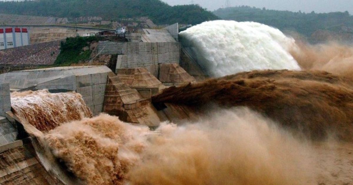 Величезні потоки води та піску з водосховища полинули до моря / © Xinhua