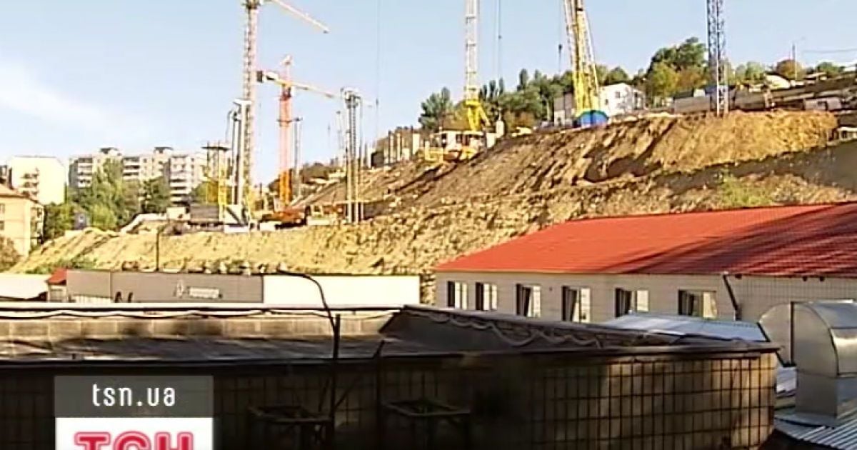 Через сусідство з новобудовою люди оголосили військовий стан