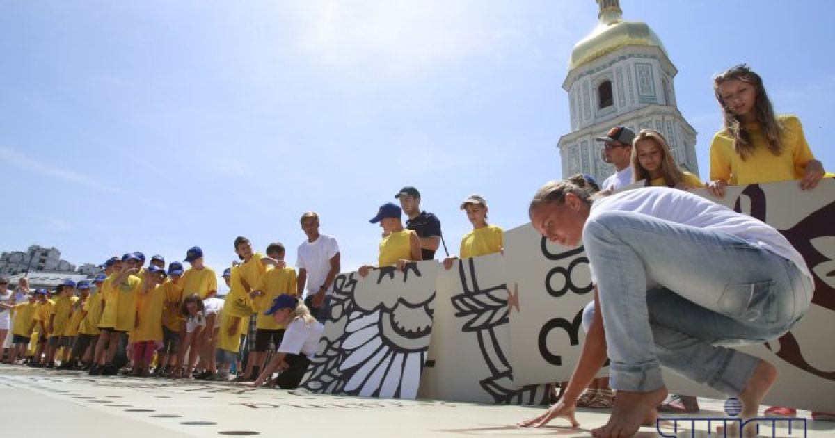 У Києві презентували найбільшу в Україні поштову марку / © УНІАН