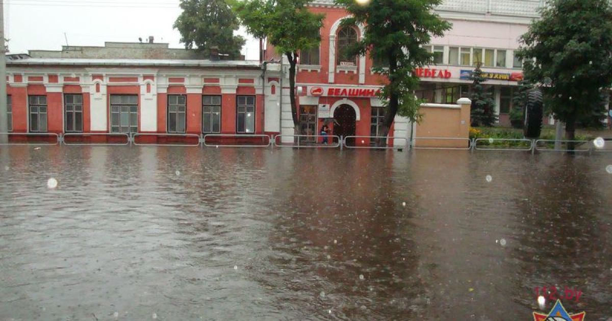 Дощ на кілька годин повністю паралізував рух в центрі Гомеля / © 112.by