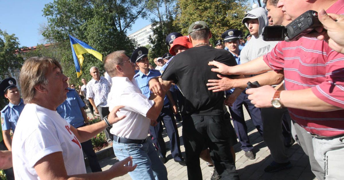 Спортивні молодики продовжують &laquo;тероризувати&raquo; прихильників Тимошенко / © БЮТ-Батьківщина