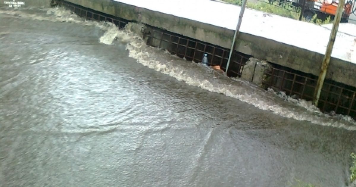 Бурхливий потім води знову затопив кілька вулиць