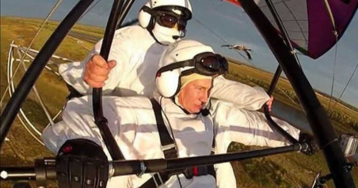 Путін з гордістю очолив журавлину зграю / © svali.ru