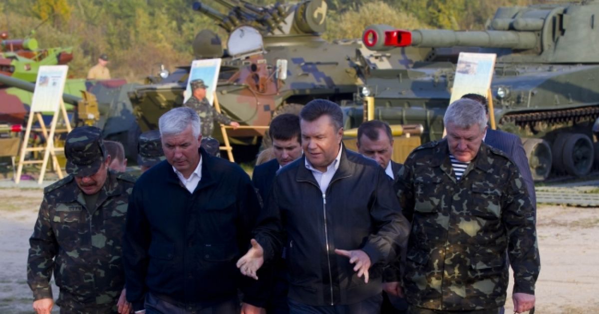 Президент в темних окулярах стежив за тактичними навчаннями / © Офіційний сайт Президента України