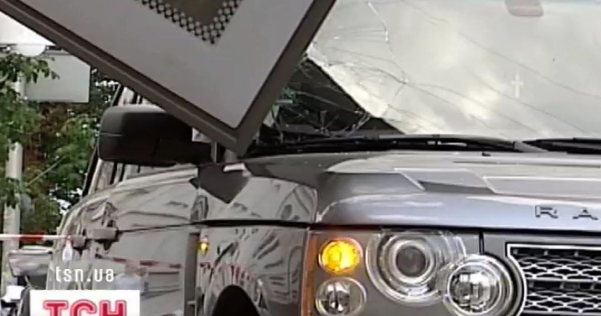 У центрі столиці джип привалило білбордом