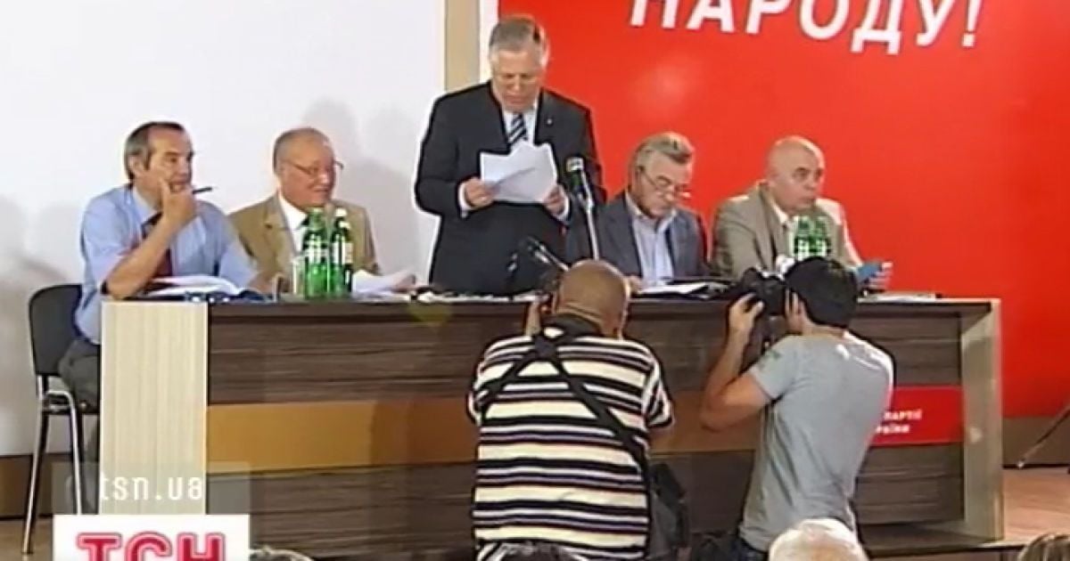 Перед з'їздом КПУ торгували радянською атрибутикою