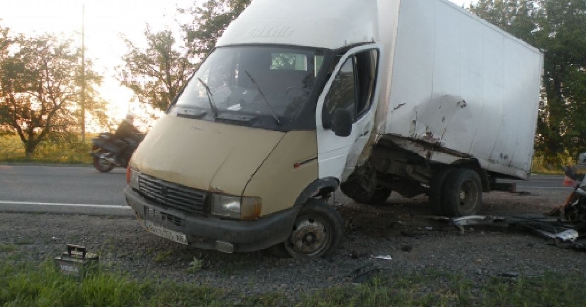 В аварії вантажівки з позашляховиком Москаля, на капоті останнього не залишилося живого місця / © gai.mk.ua