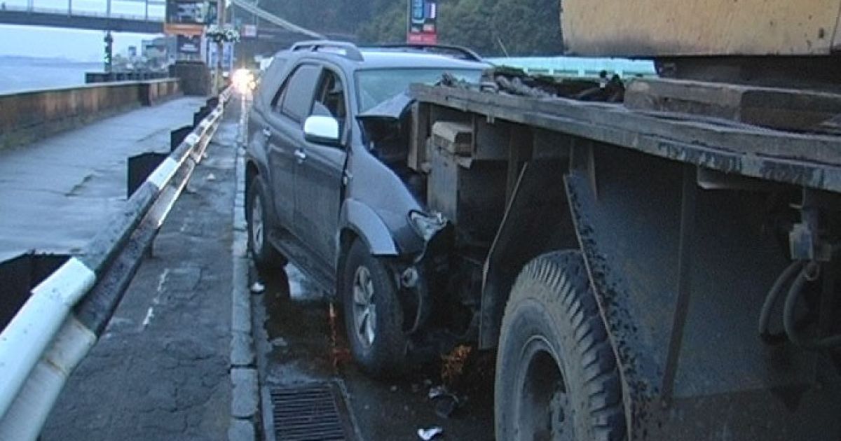 Жахливе ДТП в Києві: 5 машин зіткнулися на набережній / © magnolia-tv.com