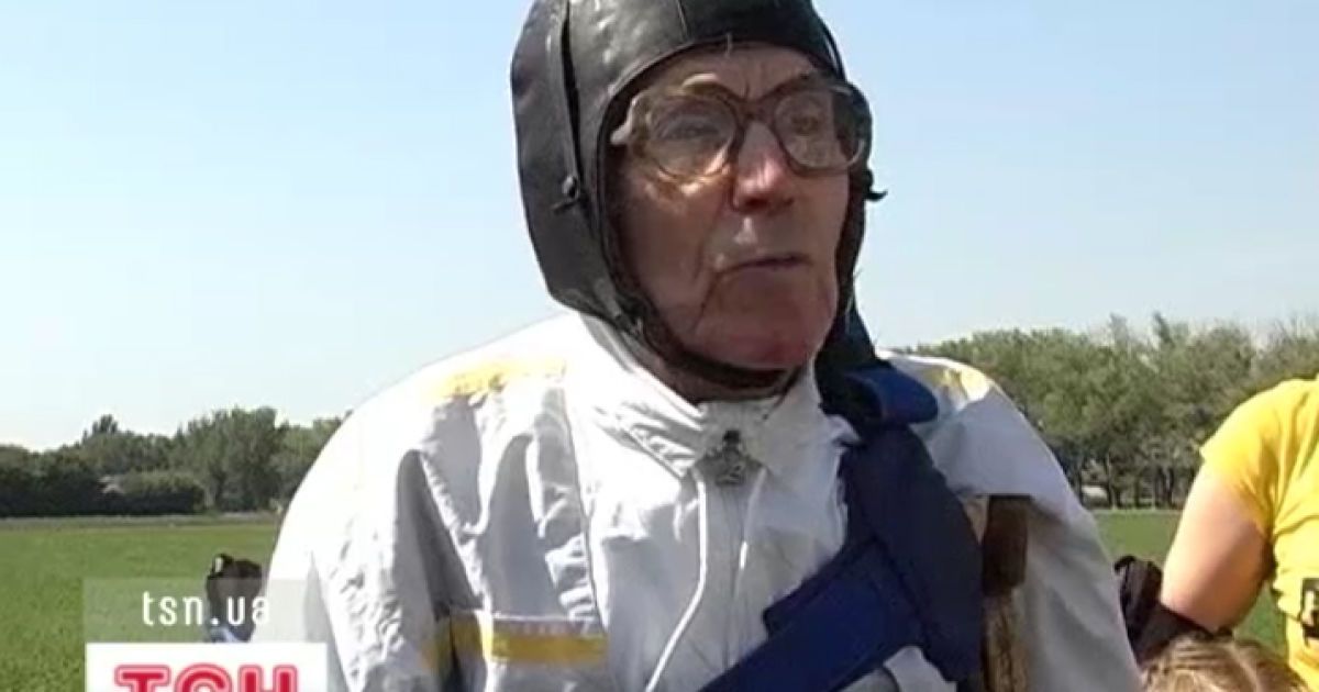 90-річний ветеран стрибнув з парашутом