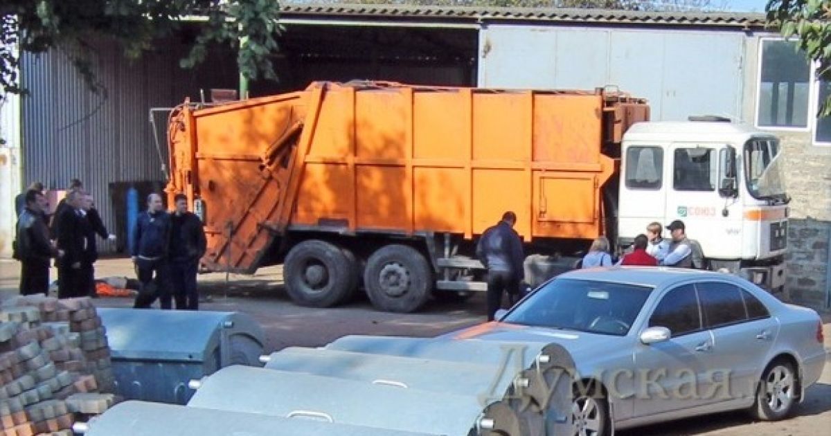 Сміттєвози досі не можуть забрати сміття