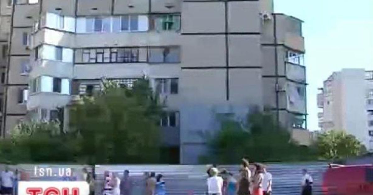 Чоловіки, що ставили загорожу, запевняють, начебто мешканці самі на них накинулись.