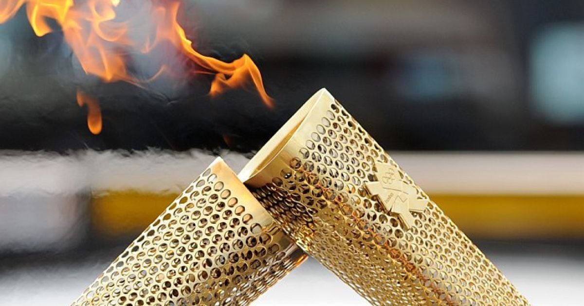 Олімпійський вогонь намагався вихопити підліток