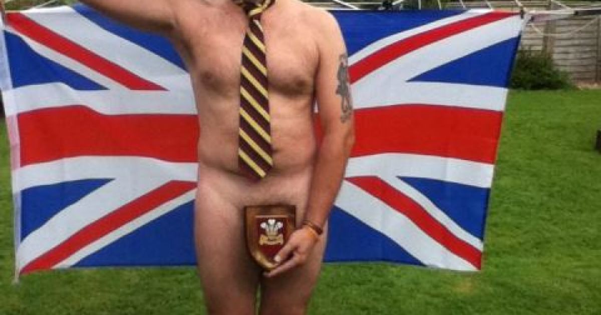Прихильники Гаррі влаштували в Інтернеті справжній флешмоб / © Facebook.com/Support Prince Harry with a naked salute!