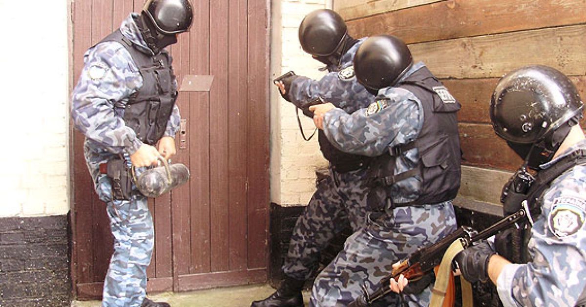 "Викурювати" чоловіка з будинку довелося співробітникам "Беркуту"