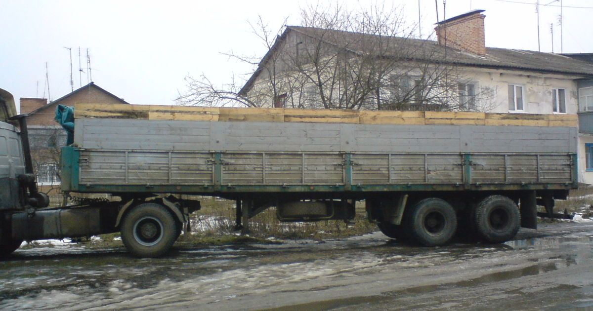 З вантажівки "МАЗ" на ходу злетіло кілька деревин