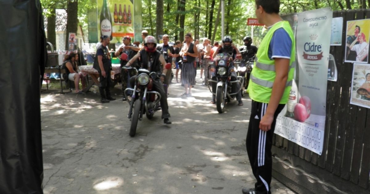 Для гостей злету приготували 500 л горілки та 200 л кефіру