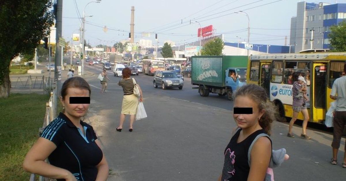 За спинами жінок видніється "Караван"