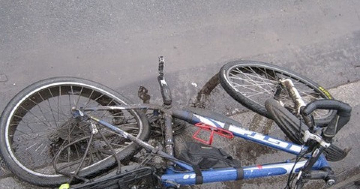 Підлітки увечері на велосипедах поверталися додому