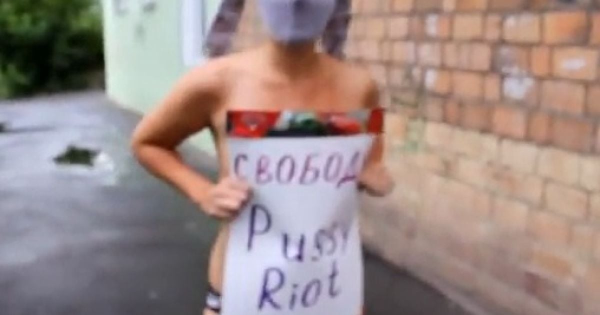 Дівчина роздяглася і мовчки прогулялася по вулицях