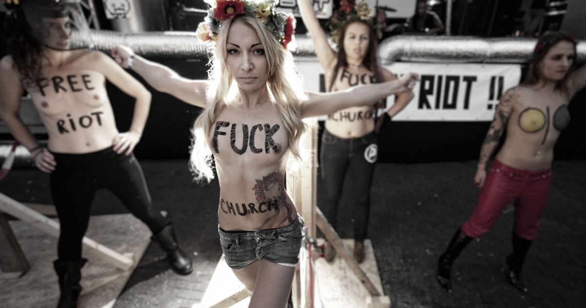 FEMEN спиляли три хреста на арт-фестивалі в Голландії