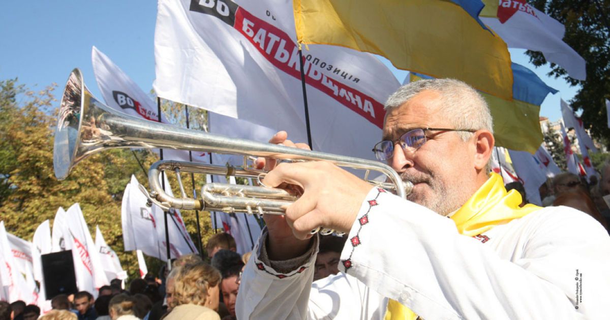 Опозиція та регіонали розібрали площі Києва для мітингів у день виборів