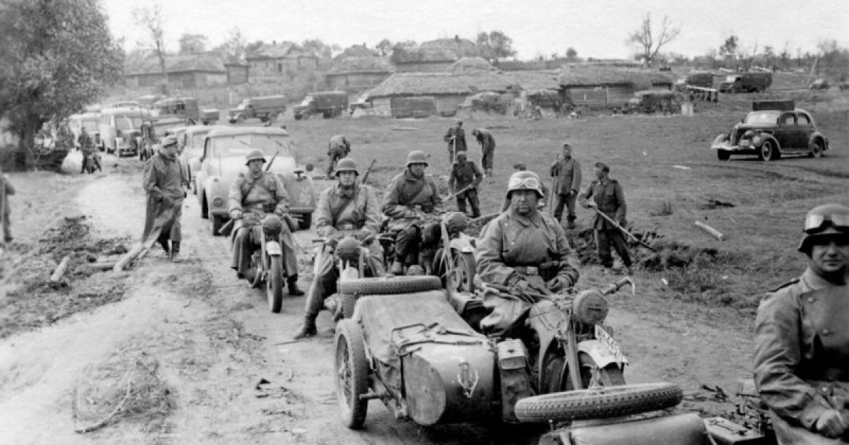 Колона німецьких військ. Україна, липень 1941 року / © waralbum.ru