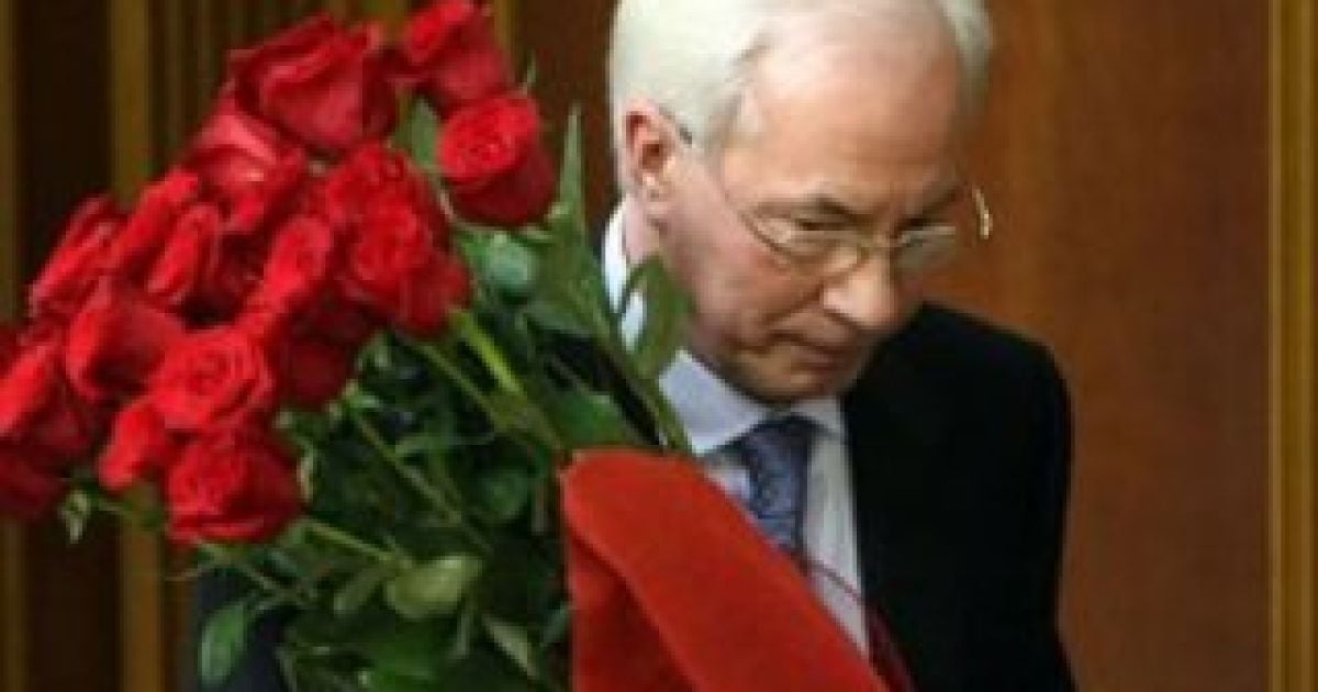 Азаров переконує, що вітатиме Президента лише словами