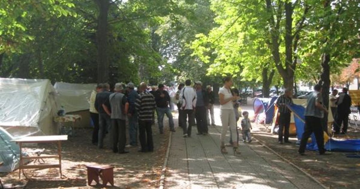 Учасники протесту влаштували наметове містечко