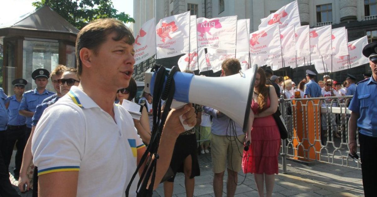 Ляшко вивалив під будівлею уряду півтонни картоплі / © Facebook/Олег Ляшко